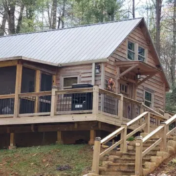 Charming Rustic Cabin with a Loft, Fire Pit and Creek in Enchanting Dahlonega