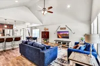 Charming Lake Cottage with Scenic Views - Stylish Hill Country Retreat