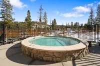 Covered Patio and Community Hot Tub - Stunning Mountain Haven Hotel di Grand County