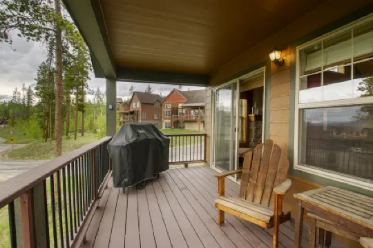 Spacious Townhome with Hot Tub and Mountain View - Cozy Retreat