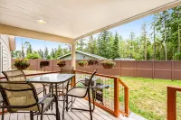 Newer, dog-friendly home at the forest's edge with patio & WiFi - near downtown