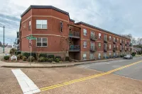 Spacious Living Area with Rooftop Bar Access - Stylish Tranquil Hotels in Clarksville
