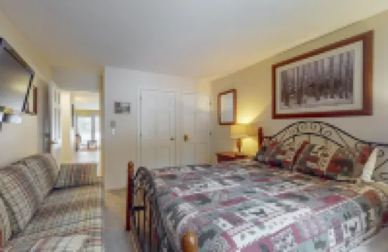 Inviting condo near skiing and golf with pool, fireplace, deck, & tennis court