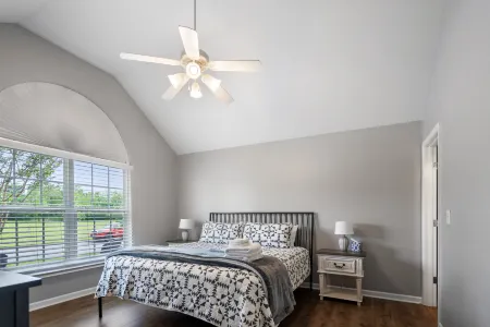 Breathtaking Views and Cozy Backyard - Spacious Family Retreat