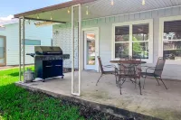 Dog-friendly home w/ a furnished patio, free WiFi, & central A/C- near cove Hotels in Buchanan Dam