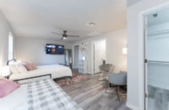 Charming Studio with Full Kitchen and Outdoor Patio - Delightful Haven