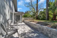 Inviting Private Backyard and Spacious Living Areas - Charming Haven Hotel a Ponte Vedra Beach