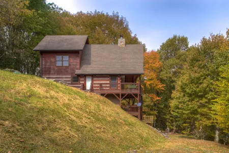 Hot Tub and Breathtaking Long-Range Views - Cozy Charming Retreat