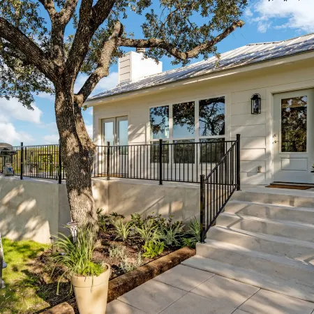 Gorgeous Home with Hot Tub 5Min from the River
