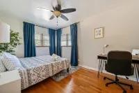 Flexible Check-In and Free Parking Spaces - Stunning Cozy Retreat