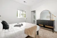 Lovely Balcony and Community Pool with Hot Tub - Charming Escape Hotels in Grandview Heights