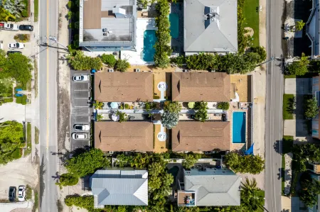 Grilling Patio and Fully-Equipped Kitchen - Charming Beach Haven Отели рядом с достопримечательностью «Alvin's Island - Holmes Beach #753»