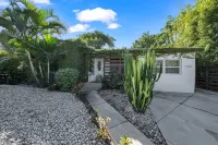 Spacious Layout with Lush Patio and Modern Kitchen - Stylish Oasis Hotels near Sandspur Island