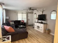 3 BD Retreat - 5 Mins from Downtown-Sleeps 12- Tx hospitality amenities!