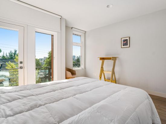 Capitol Hill soundview townhouse with rooftop deck & W/D - city & mountain views