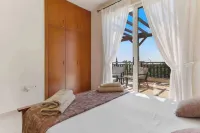 Coral Bay Villa - Sleeps 6 - Pool - Parking Hotels in Peyia