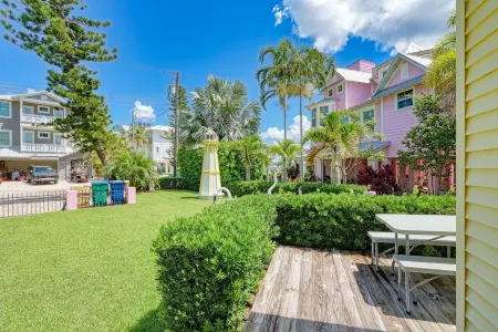 Ami Lighthouse Cottage-One Minute Walk to the Beach-Keyless Locks Отели в г. Брадентон Бич