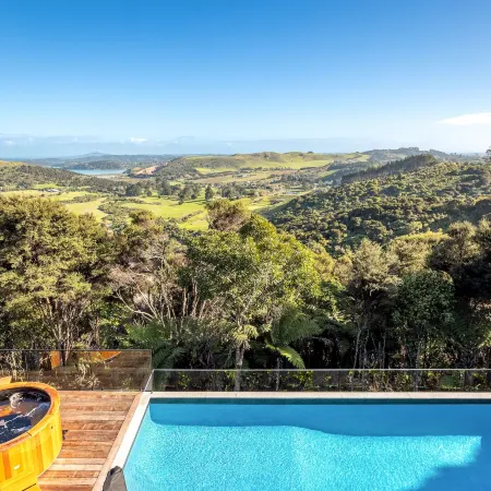 Kaitiaki Lodge - Pool & Hot Tub