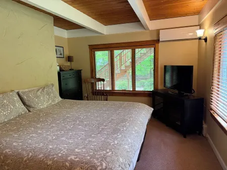 Beautiful Chalet Style Home with Seasonal Mountains Views in North Conway, NH Отели в г. Норт-Конуэй
