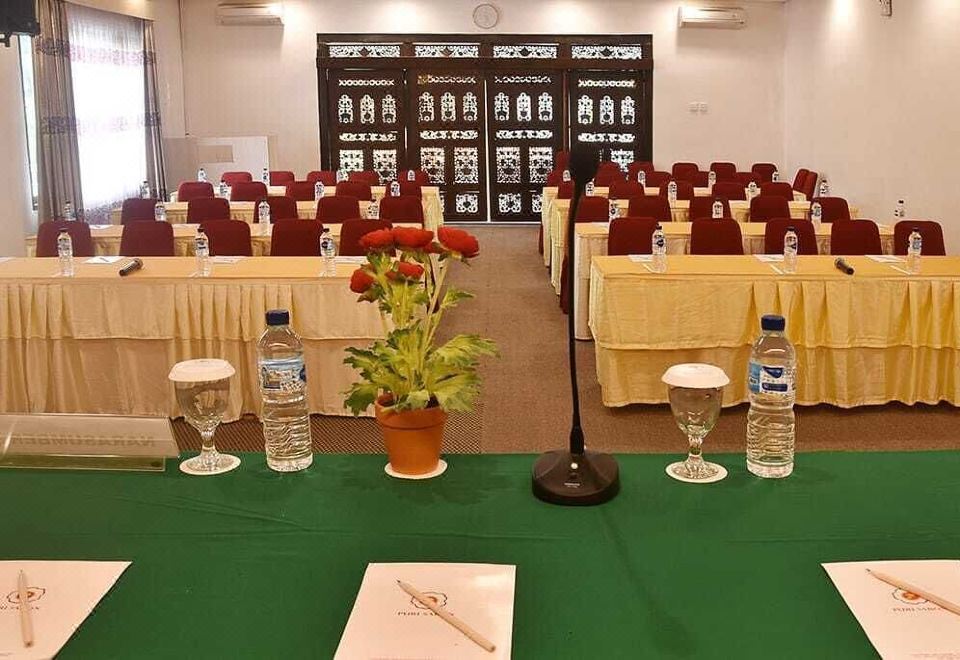 푸리 사론 셍기기 호텔의 깔끔하고 정돈된 로비 이미지