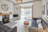 Host & Stay - Retreat by the Sea