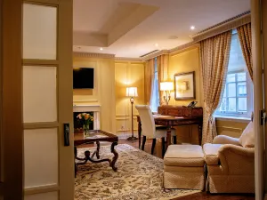 Windsor Arms Hotel
