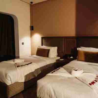 City Hotel by Waves Rooms