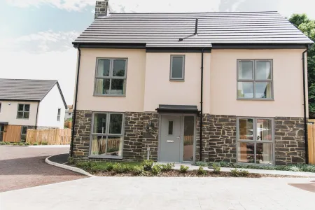 Beautiful seaside home, sea 400m, pub and coastal path. Sleeps 8. Pet friendly!