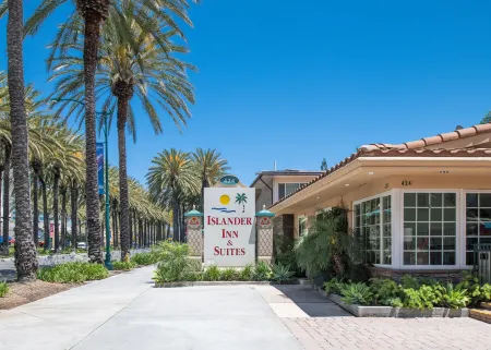 Anaheim Islander Inn and Suites Отели рядом с достопримечательностью «Луигис Ролликин Роудстерс»
