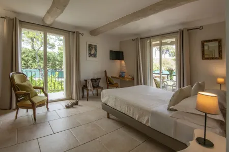 Hotel les Messugues Отели рядом с достопримечательностью «Сен-Поль-де-Ванс»