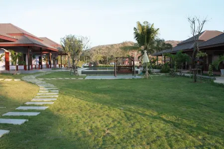 Waterside Resort Отели рядом с достопримечательностью «Pranburi Mongrove Forest»