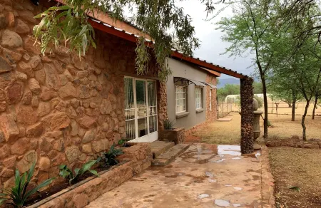 Votadini Country Cottages Отели в г. Западный Ранд