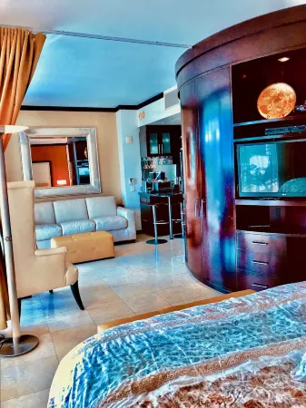 Apartment at de Soleil Hotel on Ocean Drive Отели рядом с достопримечательностью «Art Center - Richard Shack Gallery»