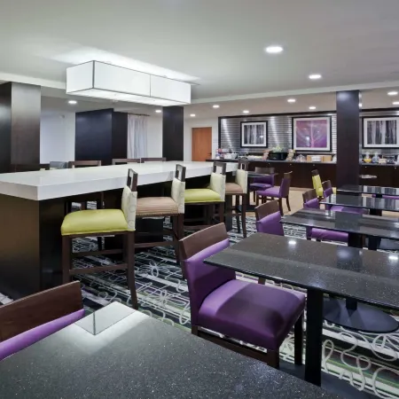 La Quinta Inn & Suites by Wyndham Detroit Metro Airport