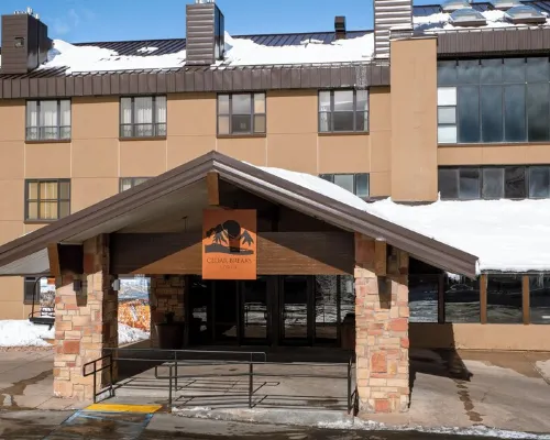 COZY Updated Studio-KING bed, kitchenette-Pool/Spa/Sauna Hotels in Brian Head