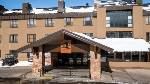 COZY Updated Studio-KING bed, kitchenette-Pool/Spa/Sauna