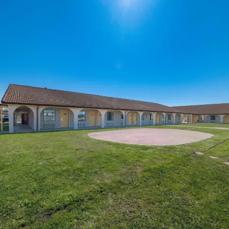 Americas Best Value Inn Bonham Отели в г. Бонэм