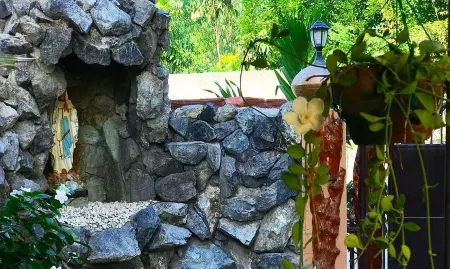 The Palms Resort & Bar Отели рядом с достопримечательностью «Gasera liwliwa»