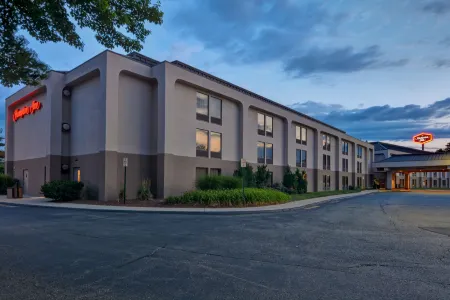 Hampton Inn Milford Отели рядом с достопримечательностью «Ocean State Job Lot»