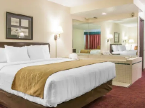 Comfort Inn Lakeside Hotels in Mackinaw Township