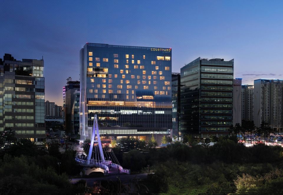 2. 코트야드 바이 ..