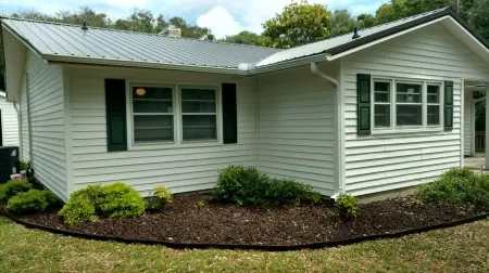 Walk to beach / Cozy 3-Bedroom /Wrap-around deck