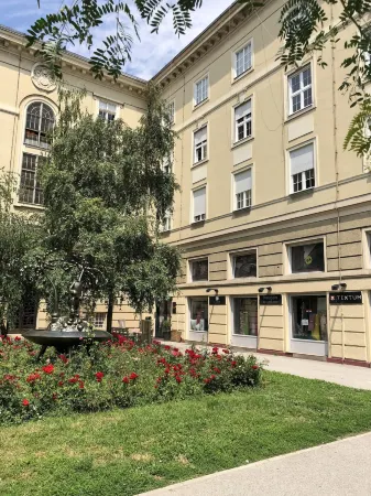 Design Studios Svi-MI Отели рядом с достопримечательностью «Площадь Петра Прерадовича»