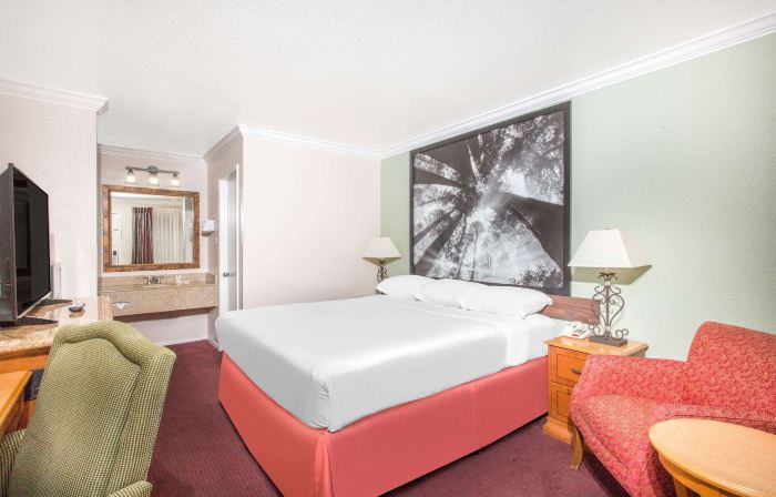 Upper Lake Inn & Suites