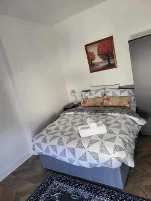 Lovely Double Room in a Flat Hotels near Brands Hatch