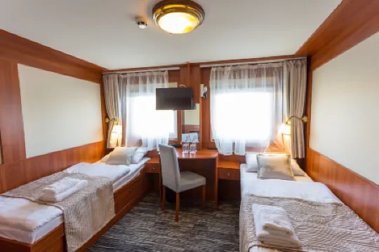 Grand Jules - Boat Hotel Отели рядом с достопримечательностью «Церковь Святого Матьяша»