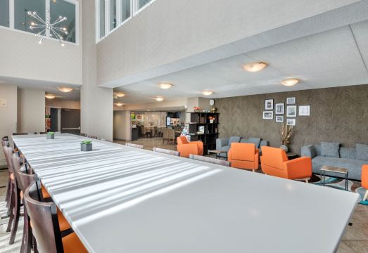 Quality Inn & Suites 5585 Ambler Drive 객실 내부 이미지