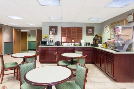 Super 8 by Wyndham Erwin Отели в г. Брадшо