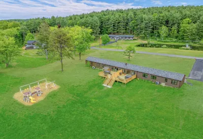 Entire Duplex - Hot Tub - Tennis Court - Pond