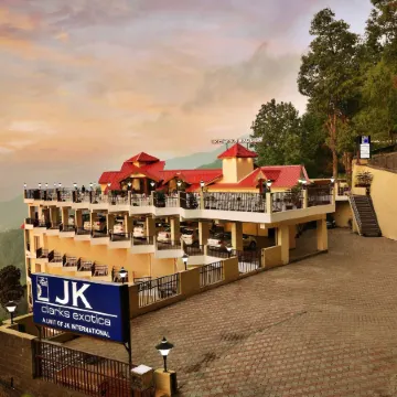 JK Clarks Exotica - Centrally Located with Stunning Valley View